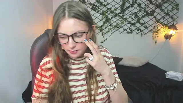 velvet  moon online show from March 26, 2026, 12:09 am