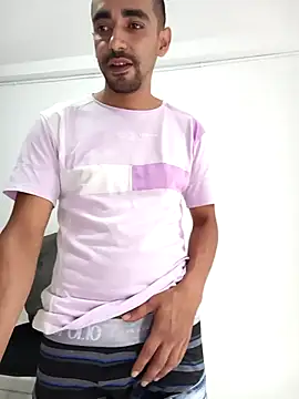 stivenlujan69 online show from April 16, 2026, 9:39 pm