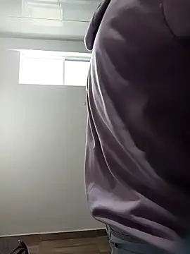 stivenlujan69 online show from February 2, 2026, 7:24 pm