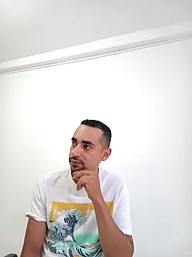 stivenlujan69 online show from April 17, 2026, 9:17 pm