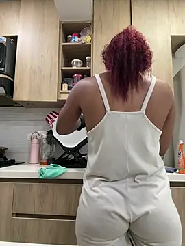 Snapshot of _Zahara_ chatting on February 3, 2026, 11:10 pm Zahara online show from February 3, 2026, 11:10 pm