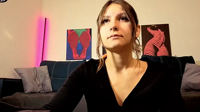 TrixiBell online show from September 18, 2025, 4:26 am