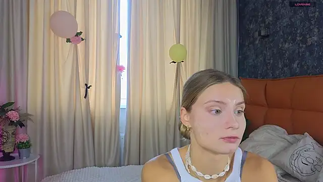 Snapshot of SoftBliss chatting on September 19, 2025, 6:50 am SoftBliss online show from September 19, 2025, 6:50 am
