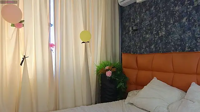 Snapshot of SoftBliss chatting on September 16, 2025, 6:47 am SoftBliss online show from September 16, 2025, 6:47 am