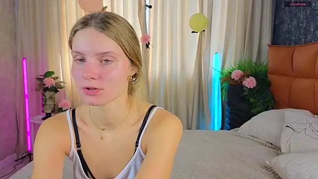Snapshot of SoftBliss chatting on September 26, 2025, 6:42 am SoftBliss online show from September 26, 2025, 6:42 am