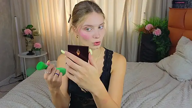 Snapshot of SoftBliss chatting on September 25, 2025, 6:41 am SoftBliss online show from September 25, 2025, 6:41 am