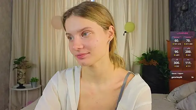 Snapshot of SoftBliss chatting on October 19, 2025, 6:38 am SoftBliss online show from October 19, 2025, 6:38 am