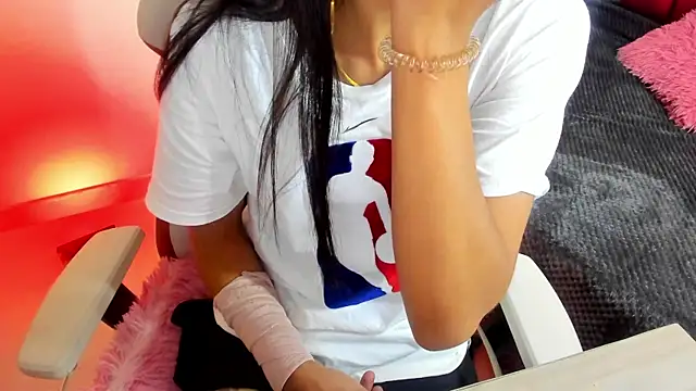 Snapshot of Sheilly_brown chatting on October 24, 2025, 7:24 pm Sheilly brown online show from October 24, 2025, 7:24 pm