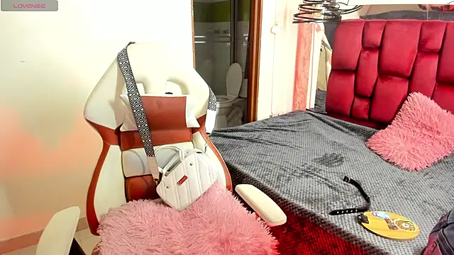 Snapshot of Sheilly_brown chatting on October 15, 2025, 6:49 pm Sheilly brown online show from October 15, 2025, 6:49 pm