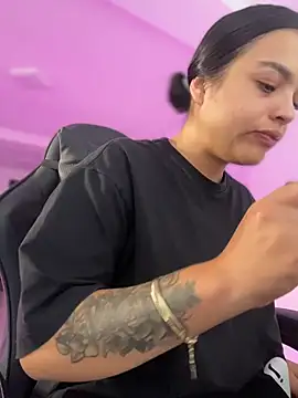 JuanitaMore01 online show from April 6, 2026, 9:05 pm