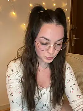 liloush   online show from April 8, 2026, 8:21 pm