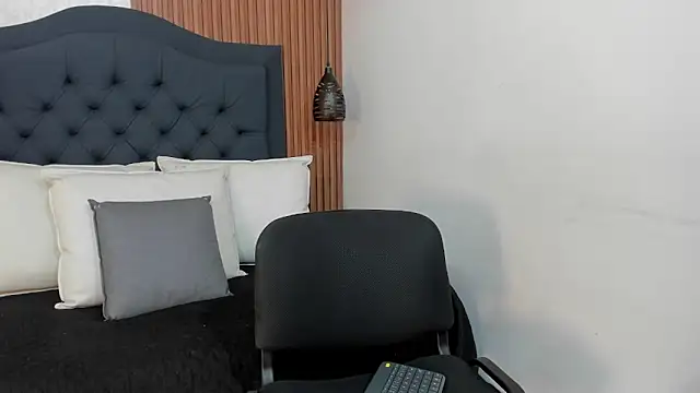 Hisoka 011 online show from April 11, 2026, 8:01 pm