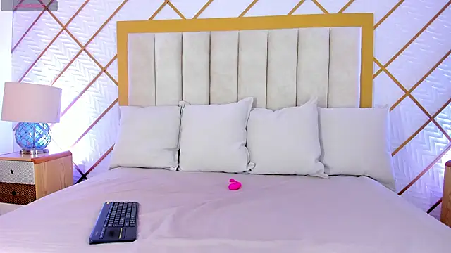 cocoamore online show from December 18, 2025, 11:36 am