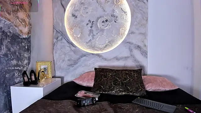 RoxanaBorns  online show from November 25, 2025, 1:44 pm