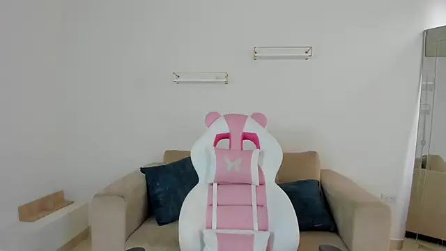 april smiith online show from November 6, 2025, 12:20 pm