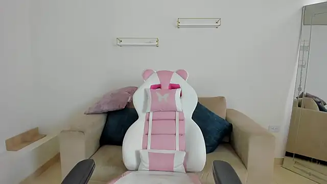 april smiith online show from October 31, 2025, 12:24 pm