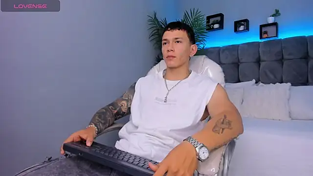 Snapshot of Thomas_moon chatting on February 14, 2026, 12:49 pm Thomas moon online show from February 14, 2026, 12:49 pm