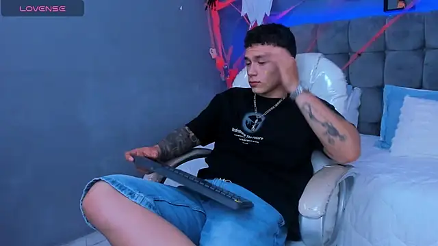 Snapshot of Thomas_moon chatting on November 3, 2025, 9:29 pm Thomas moon online show from November 3, 2025, 9:29 pm