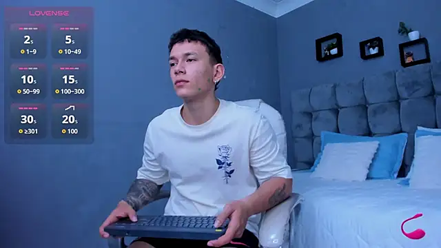 Snapshot of Thomas_moon chatting on November 13, 2025, 11:36 am Thomas moon online show from November 13, 2025, 11:36 am