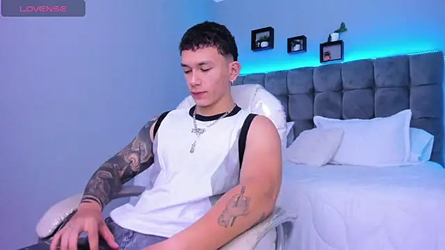 Snapshot of Thomas_moon chatting on January 14, 2026, 12:42 pm Thomas moon online show from January 14, 2026, 12:42 pm