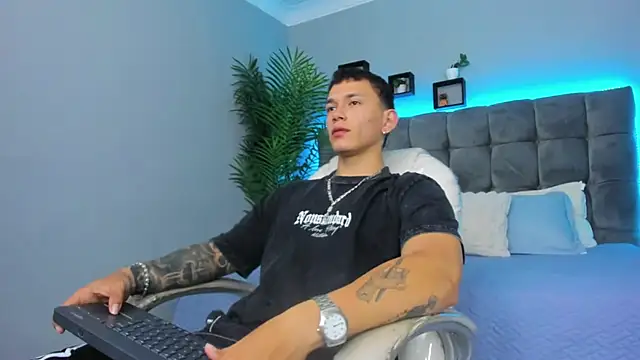 Snapshot of Thomas_moon chatting on February 27, 2026, 1:44 pm Thomas moon online show from February 27, 2026, 1:44 pm