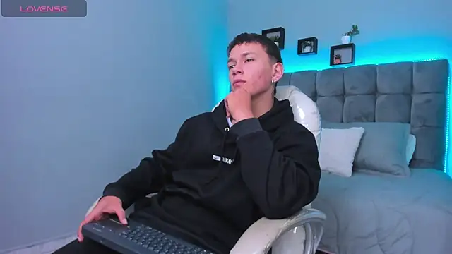 Snapshot of Thomas_moon chatting on February 4, 2026, 12:22 pm Thomas moon online show from February 4, 2026, 12:22 pm