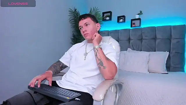 Snapshot of Thomas_moon chatting on February 11, 2026, 12:27 pm Thomas moon online show from February 11, 2026, 12:27 pm