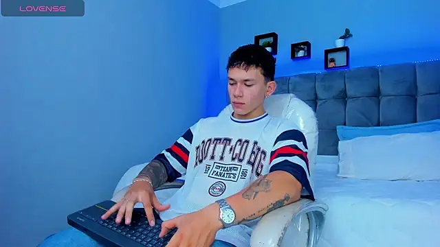 Snapshot of Thomas_moon chatting on December 14, 2025, 12:55 pm Thomas moon online show from December 14, 2025, 12:55 pm