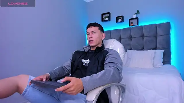 Snapshot of Thomas_moon chatting on January 16, 2026, 1:04 pm Thomas moon online show from January 16, 2026, 1:04 pm