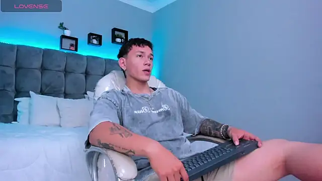 Snapshot of Thomas_moon chatting on February 3, 2026, 12:21 pm Thomas moon online show from February 3, 2026, 12:21 pm