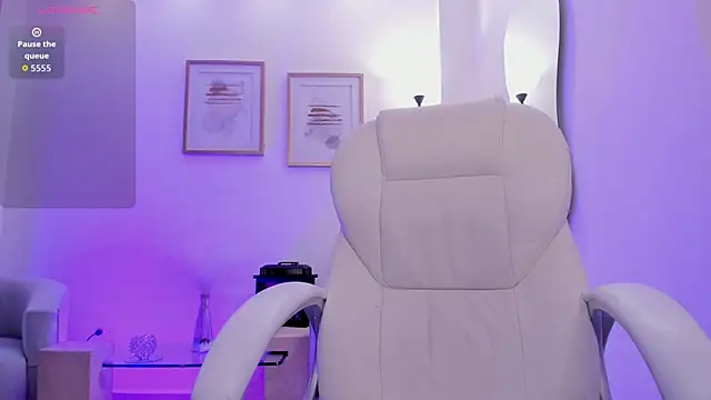 Karliie kloss  online show from September 29, 2025, 3:02 am