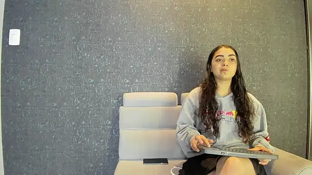 NickandAbby  online show from December 16, 2025, 10:19 am