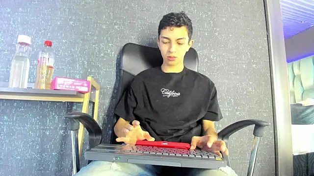 Snapshot of NickandAbby_ chatting on June 25, 2026, 3:48 am NickandAbby online show from June 25, 2026, 3:48 am