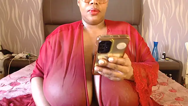 Snapshot of BoobsQueen46K chatting on July 16, 2026, 9:28 am BoobsQueen46K online show from July 16, 2026, 9:28 am