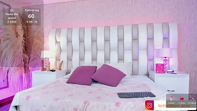 Snapshot of Viollet_xoxo chatting on February 17, 2026, 8:06 pm Viollet xoxo online show from February 17, 2026, 8:06 pm