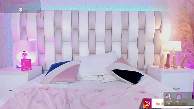 Snapshot of Viollet_xoxo chatting on February 24, 2026, 8:10 pm Viollet xoxo online show from February 24, 2026, 8:10 pm