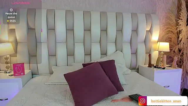 Snapshot of Viollet_xoxo chatting on February 4, 2026, 8:04 pm Viollet xoxo online show from February 4, 2026, 8:04 pm