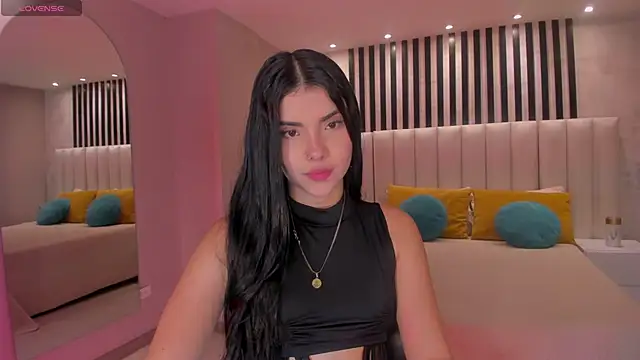 MiaLaurence online show from December 14, 2025, 11:38 am