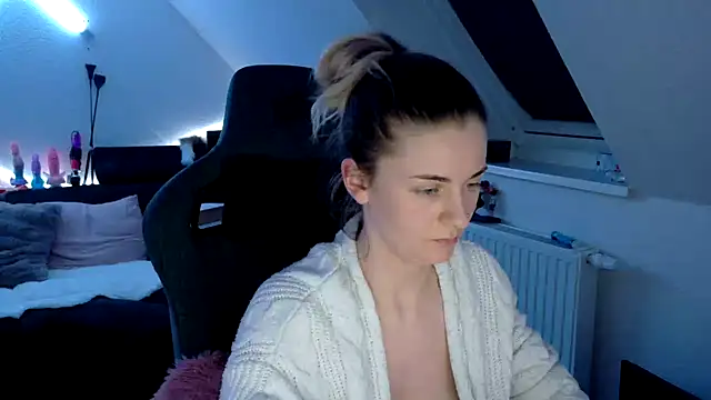 Melly4You online show from April 16, 2026, 10:34 pm