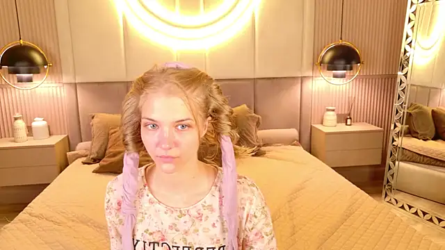 4example Chloe online show from June 5, 2026, 5:34 am