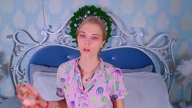 4example Chloe online show from December 3, 2025, 10:58 am