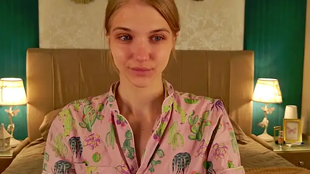 4example Chloe online show from April 13, 2026, 5:33 am