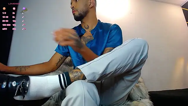 Snapshot of LickMyInk chatting on October 17, 2025, 3:43 am LickMyInk online show from October 17, 2025, 3:43 am