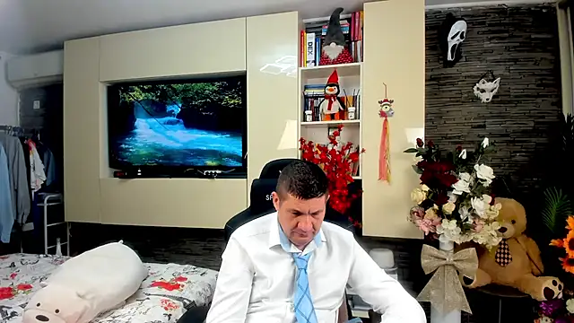 SpartacusDaddy48 online show from April 13, 2026, 1:04 pm