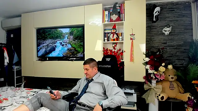 SpartacusDaddy48 online show from April 8, 2026, 8:32 pm