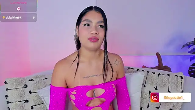 Cutie Riley online show from November 16, 2025, 2:33 pm