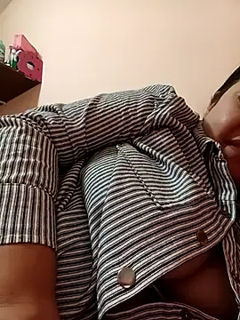 Caroomoom27 online show from November 26, 2025, 3:17 am