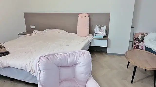 nini a online show from November 11, 2025, 9:37 am