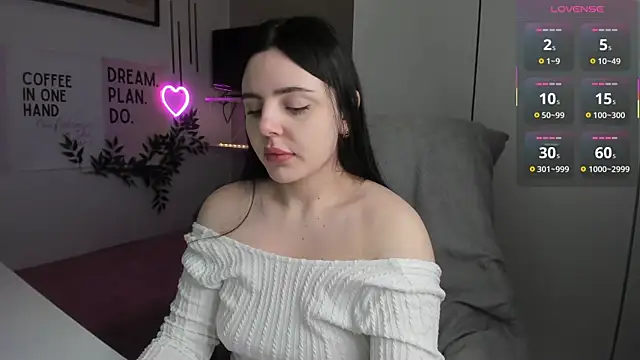 LiaWoow online show from November 24, 2025, 8:47 am