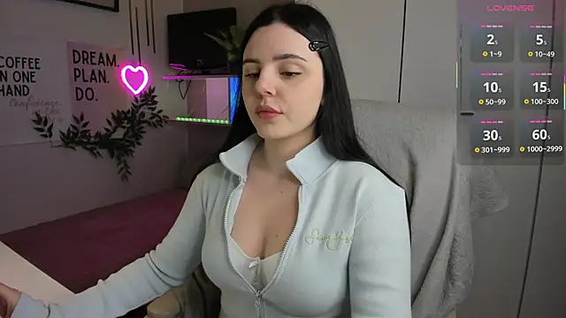 LiaWoow online show from November 17, 2025, 8:18 am